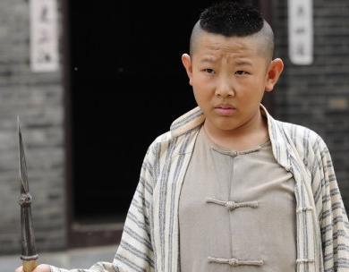 演员侯祥:九岁停止发育,演了十几年儿子,与老婆合照似"母子"