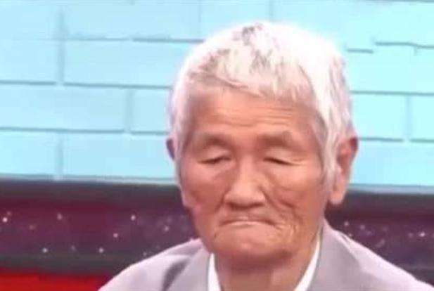 日本鬼脸比赛,谁先笑谁输,大爷仅做了一个表情就赢了比赛!