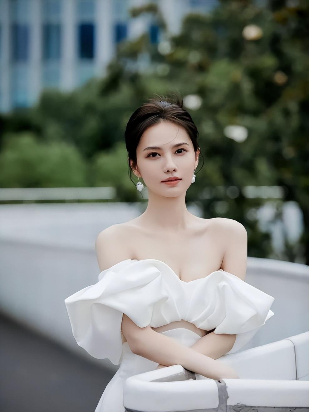 姜珮瑶素颜被采访傻笑,最近三热播剧都有她,《非凡医者》讲什么