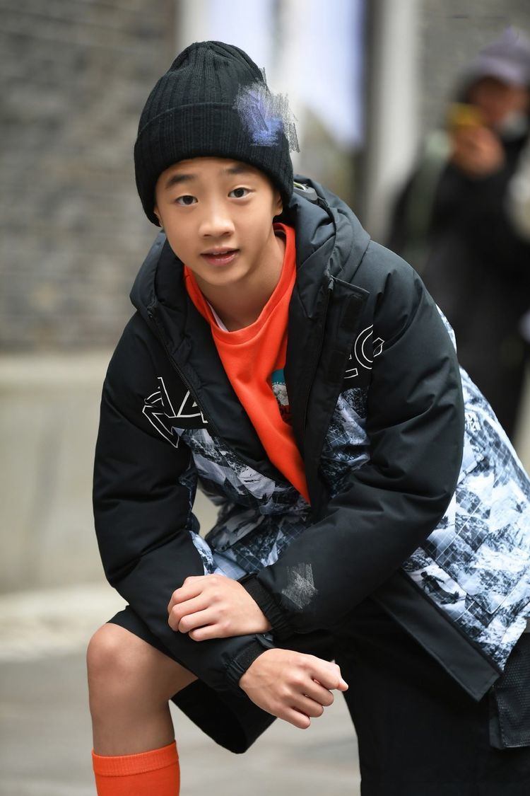 12岁的杨阳洋晒近照!和两妹妹拍广告,大长腿惹人瞩目变身小帅哥