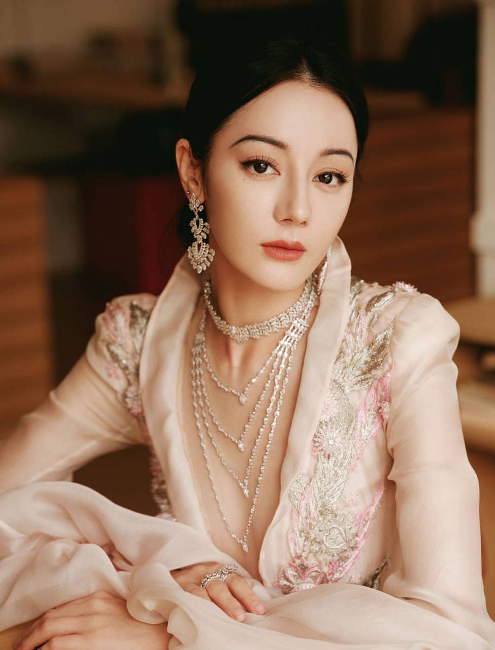 迪丽热巴参加盛典的造型图展现了她的优雅气质和时尚品味,大v领礼服让