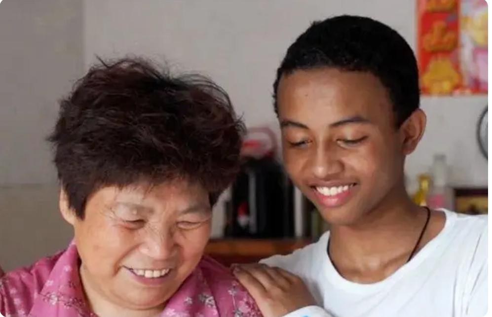 2010年浙江农村奶奶收养黑人小男孩巴比后来过得怎么样