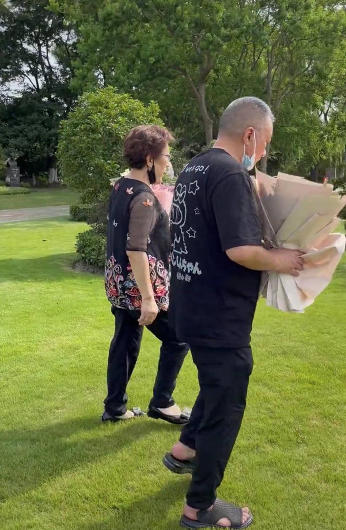 乔任梁父母现身墓地惹泪目,白发蹒跚强忍泪花,手抚雕像满地粉花