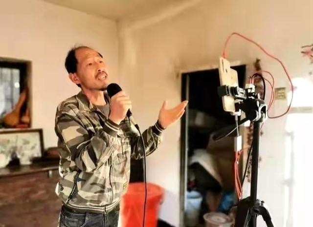 "守山大叔"于新伟:负债30万,妻子不顾反对嫁给他,登央视走红