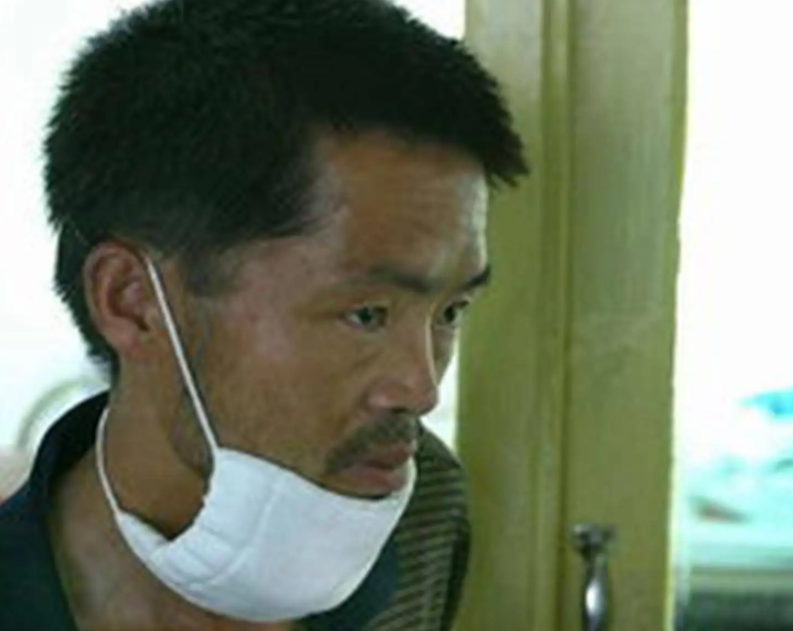 四川8岁女孩佘艳,患病后为不拖累养父,悄悄写下:自愿放弃治疗