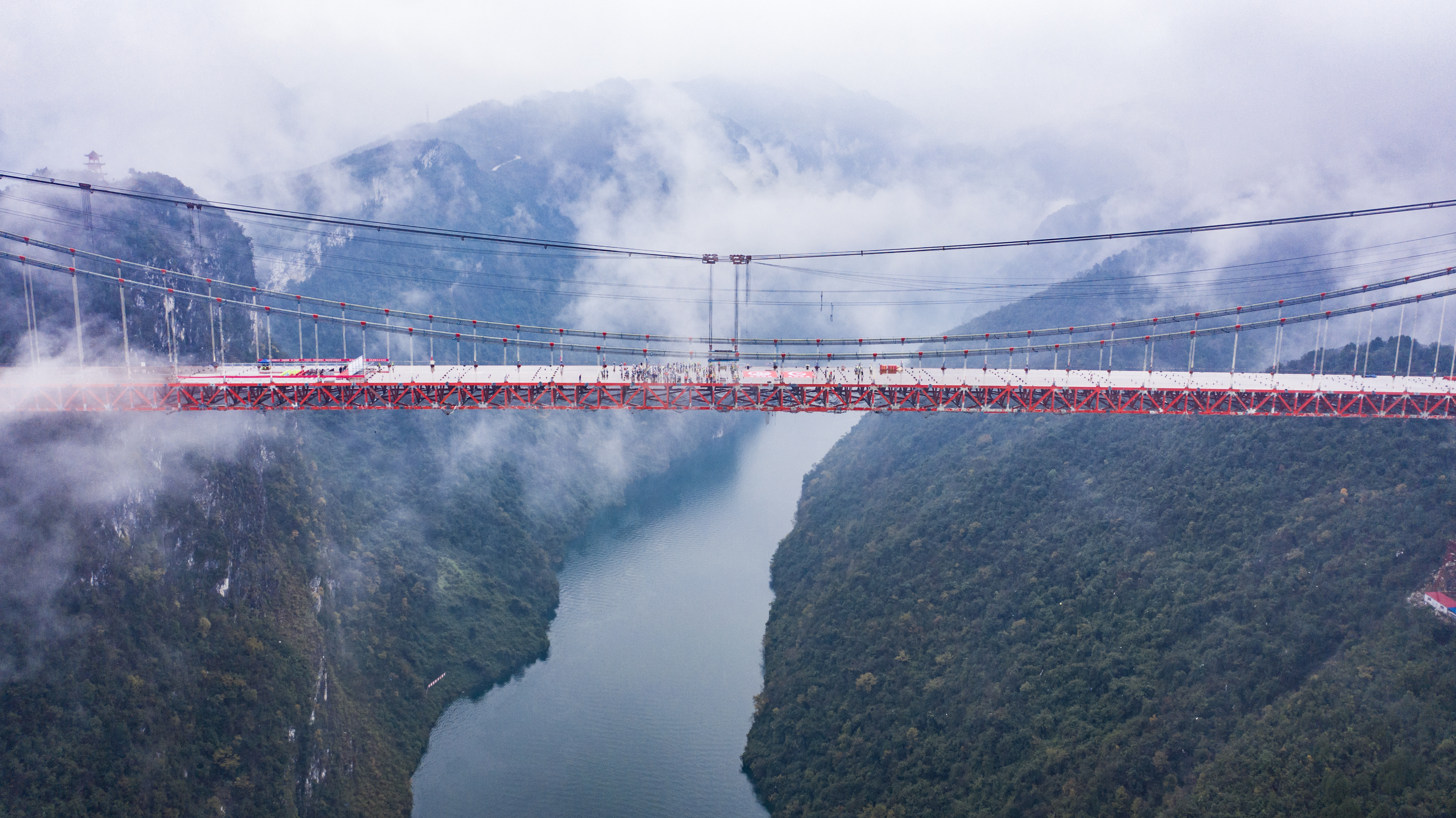 河闪渡乌江特大桥顺利合龙(3)