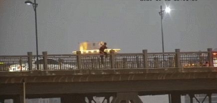 |“帮我转告下家里，我准备跳江了”，网友评论感人