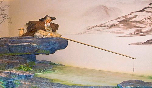 目睹钓鱼翁,诗人《戏题湖上》:竹竿渺渺波无际,不知何者吞吾钩