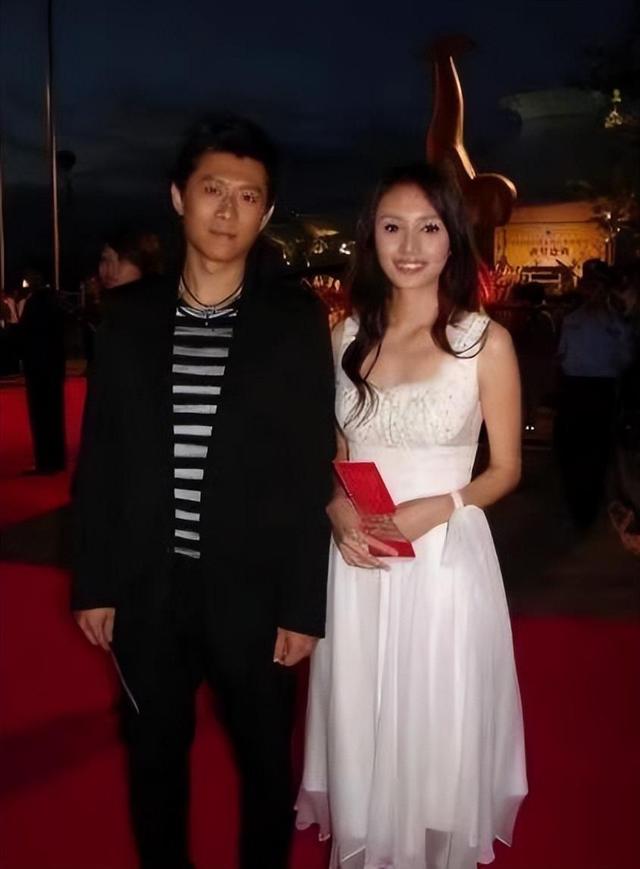 夏雨:结婚不邀请父亲,婚后与母亲明算账,妻子袁泉为他感到心疼