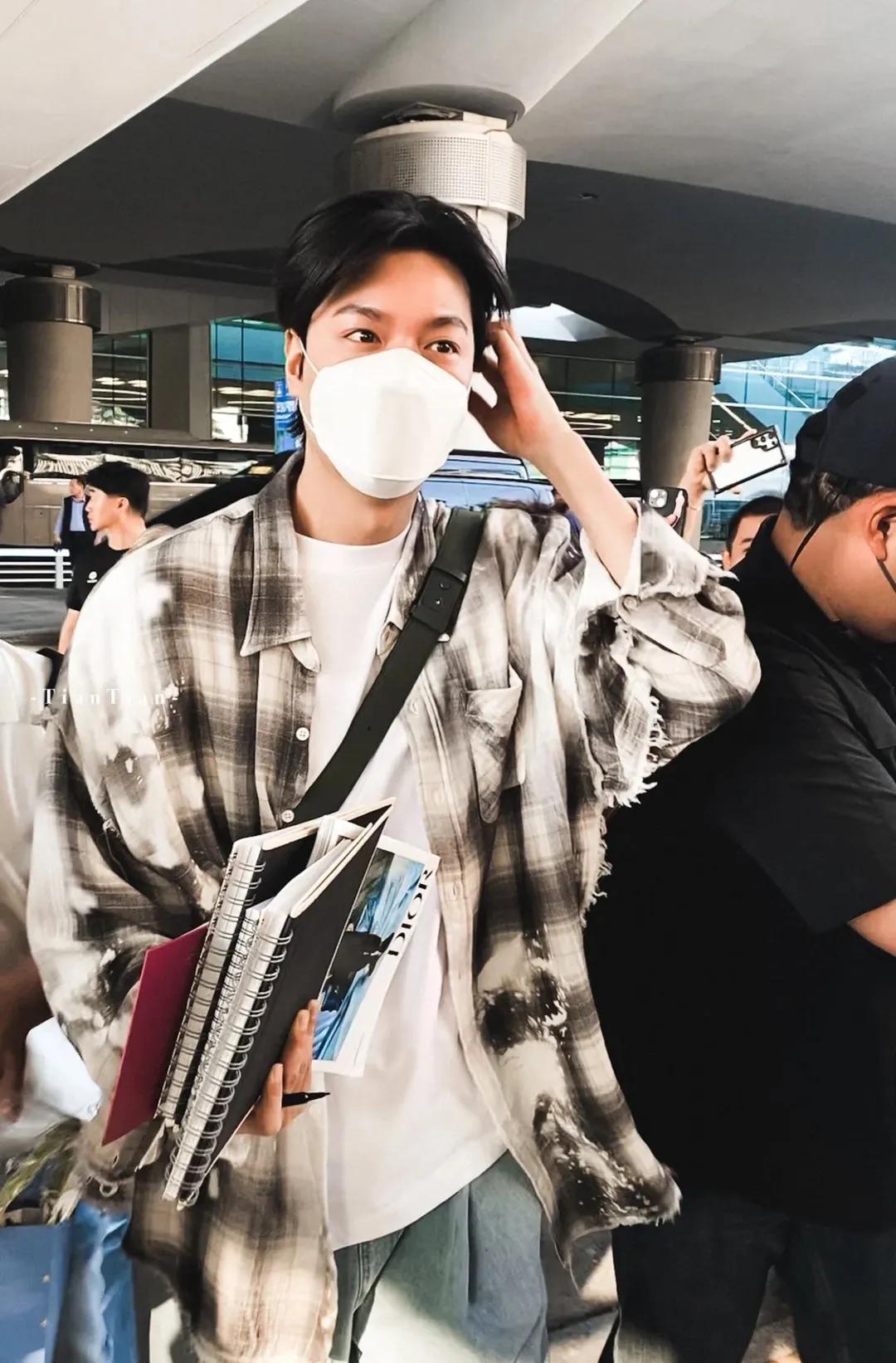 36岁李敏镐近况曝光,脸部浮肿出现大叔感,被粉丝包围人气不减