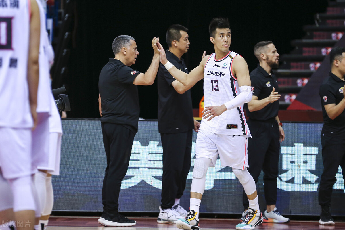赵继伟去哪儿?辽篮续约马丁内斯,韩德君力挺,郭艾伦却沉默不语