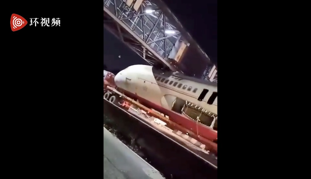 印度一飞机被卡天桥下!路人拍下视频忍不住大笑…..插图