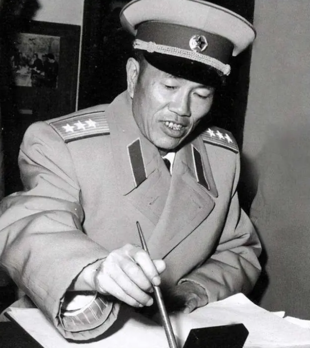 陈锡联接任沈阳军区司令员,秘书提醒批邓华,陈:胡闹,良心何在