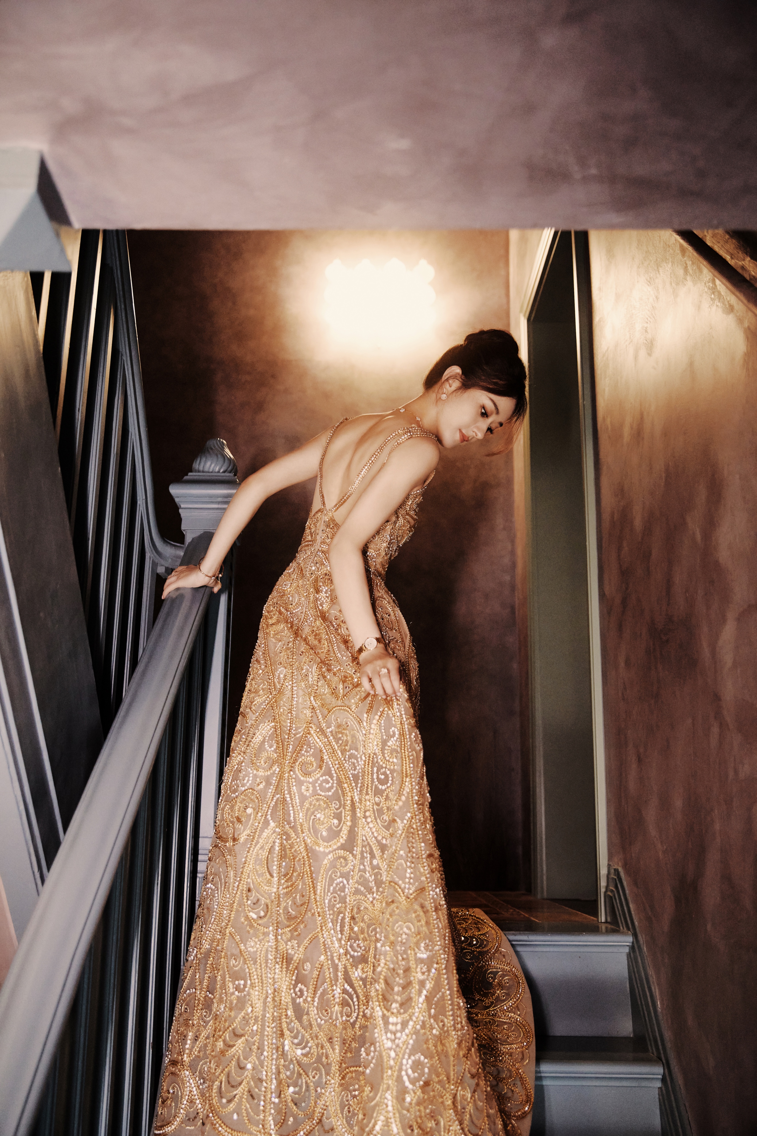 白玉兰红毯:赵丽颖秀美背,殷桃好身材,秦岚太拼了,谭卓穿的啥