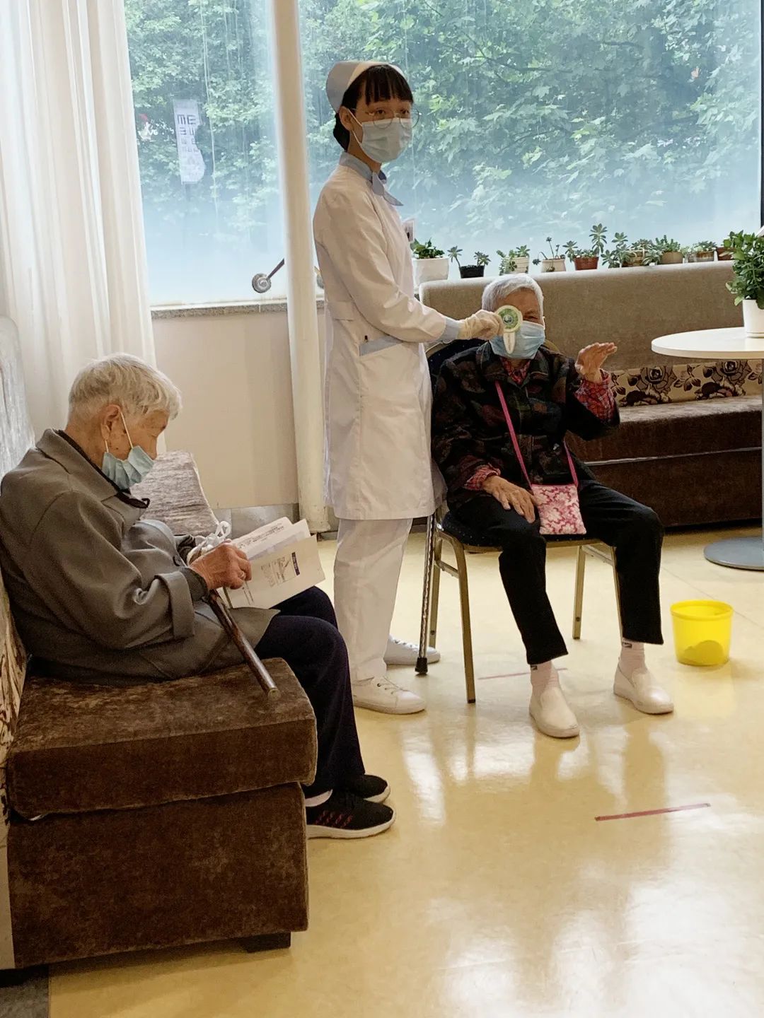 医患暖心事:九旬老人独自就医,护士妹妹全程陪护