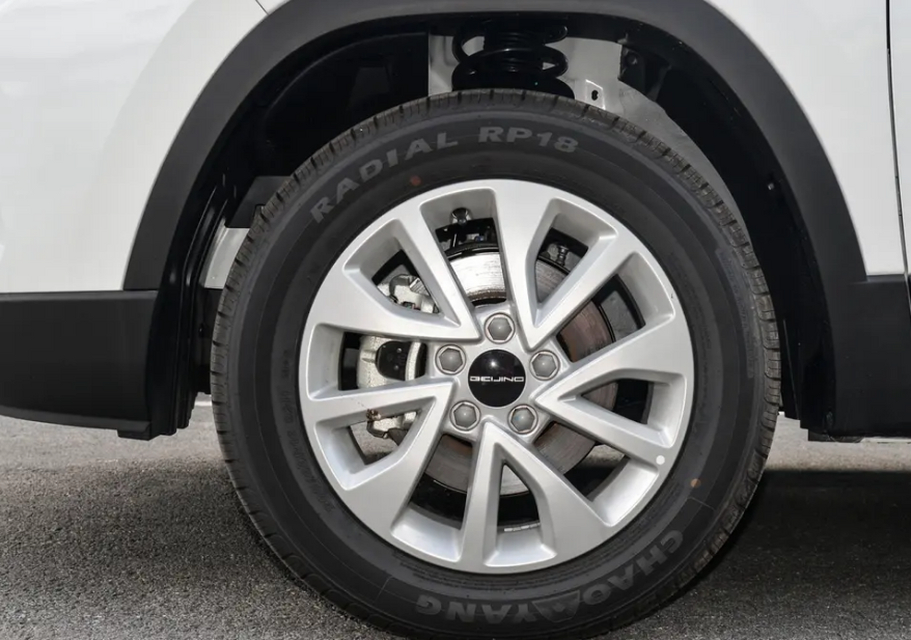 北汽智达x3是一款价格实惠,性价比高的suv,外观优雅,配置丰富,内部