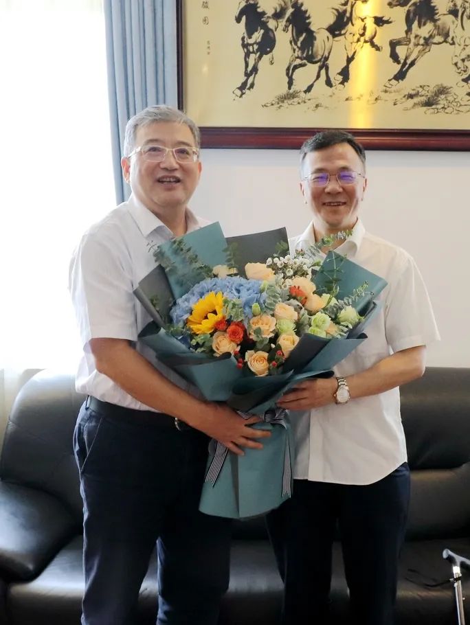 【要闻速递】"中国医师节"周智林主委慰问医师代表