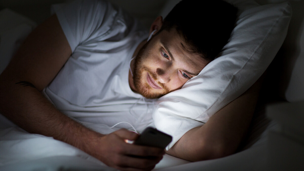 睡觉前总躺着玩手机的人,身体会有这些变化,建议你尽快停下