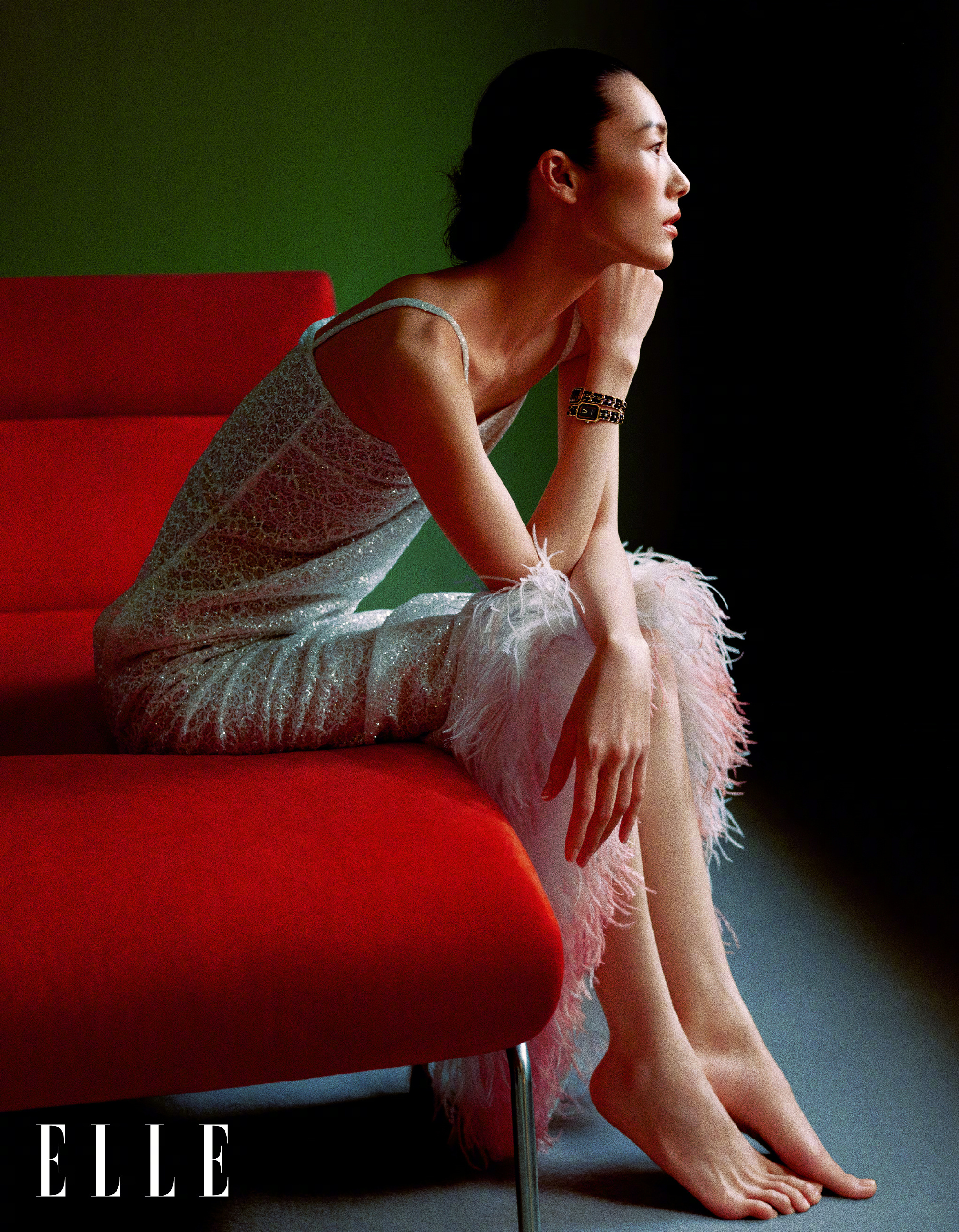 刘雯elle四月刊封面,穿黑色bra身材消瘦,抹胸连衣裙性感迷人