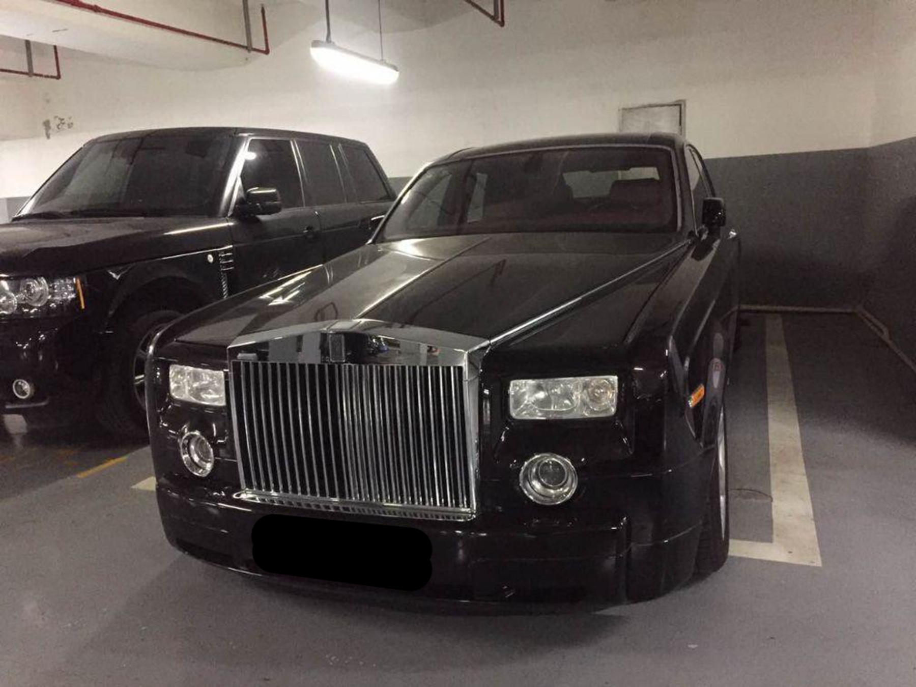 "京a"劳斯莱斯霸占两车位,在车头贴a4纸,物业看到:管不了