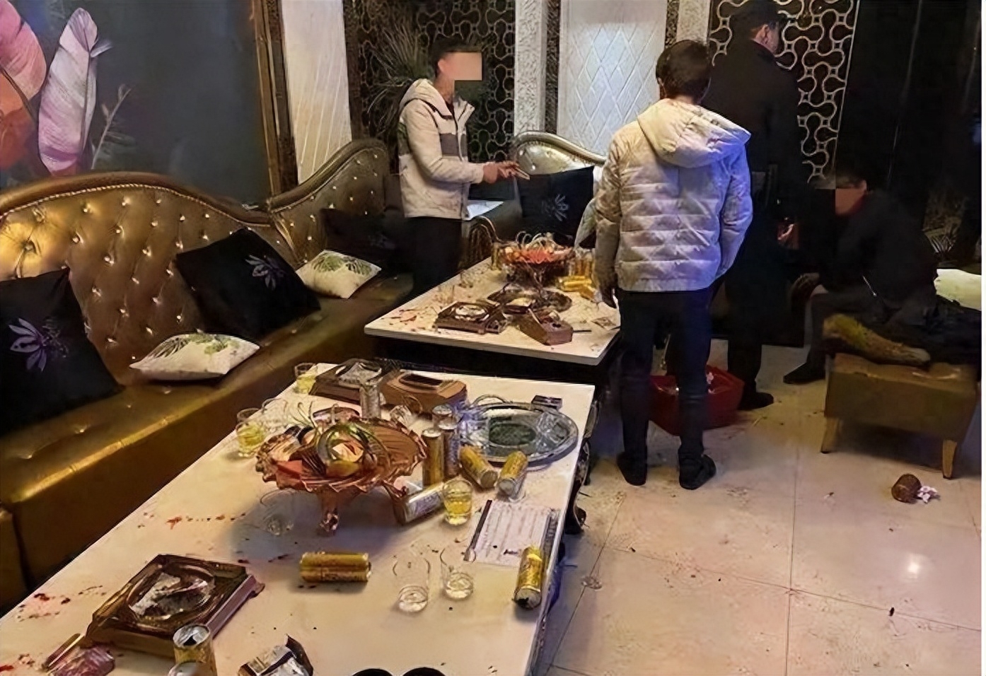 考虑到在ktv打架,摔坏东西还得负责