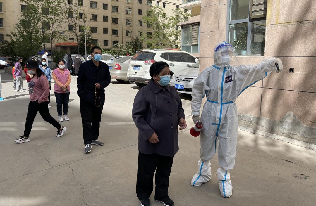 张延龄:封控小区内的"警察蓝"温暖力量