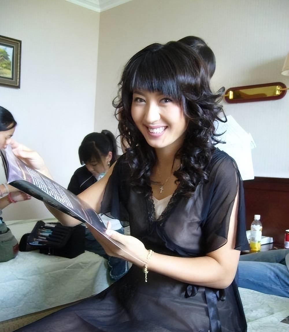 知名演员闫学晶:45岁意外怀孕,继女和儿子的一番话让她老泪纵横