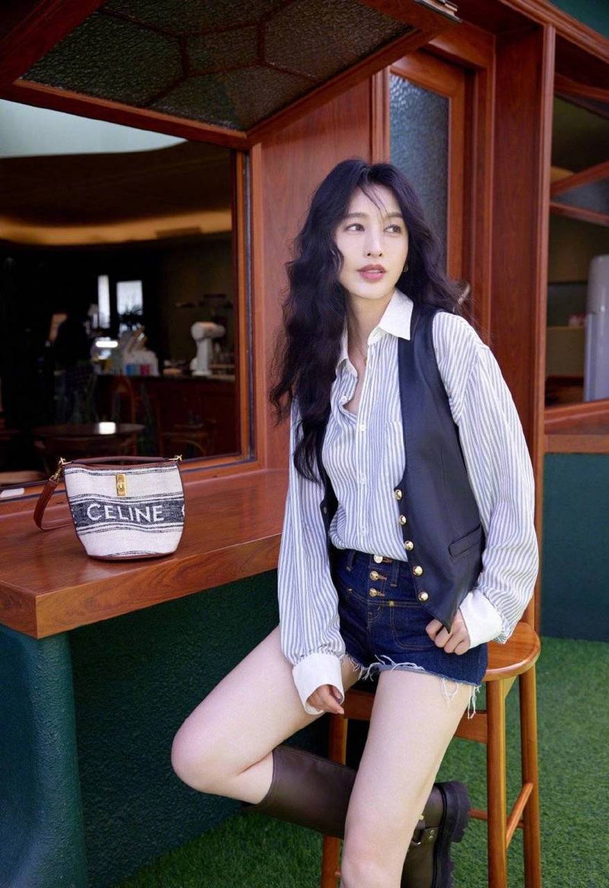 张俪穿白衬衫搭配马甲短裤长靴 长发温柔秀大长腿 近日,张俪在社交