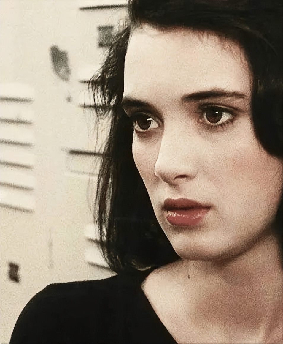 薇诺娜瑞德:17岁爆红,美貌惊人,是德普挚爱,却沦落到当街盗窃