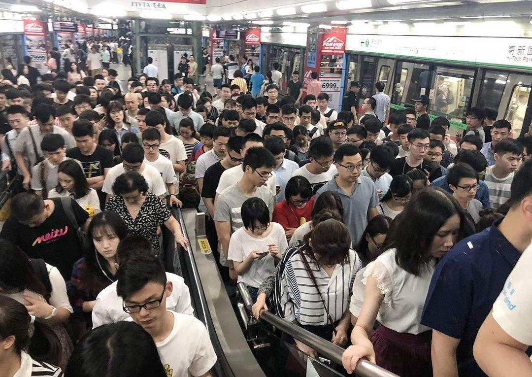 怪了:医院和地铁都说自己亏损,每天人满为患,钱到底是谁赚走了