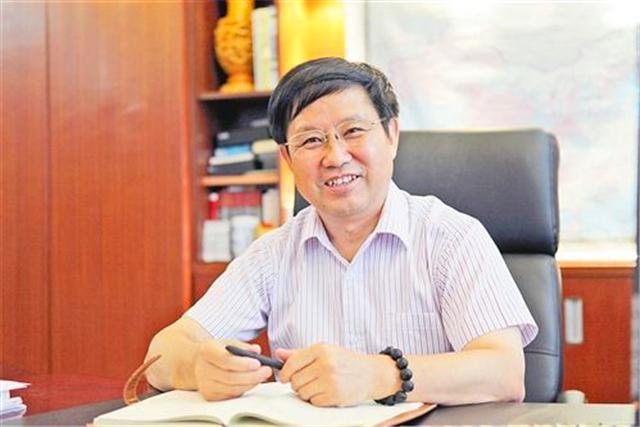 回顾广西首富:出身农门,抓住机遇获170亿身价,回村后为乡亲修路