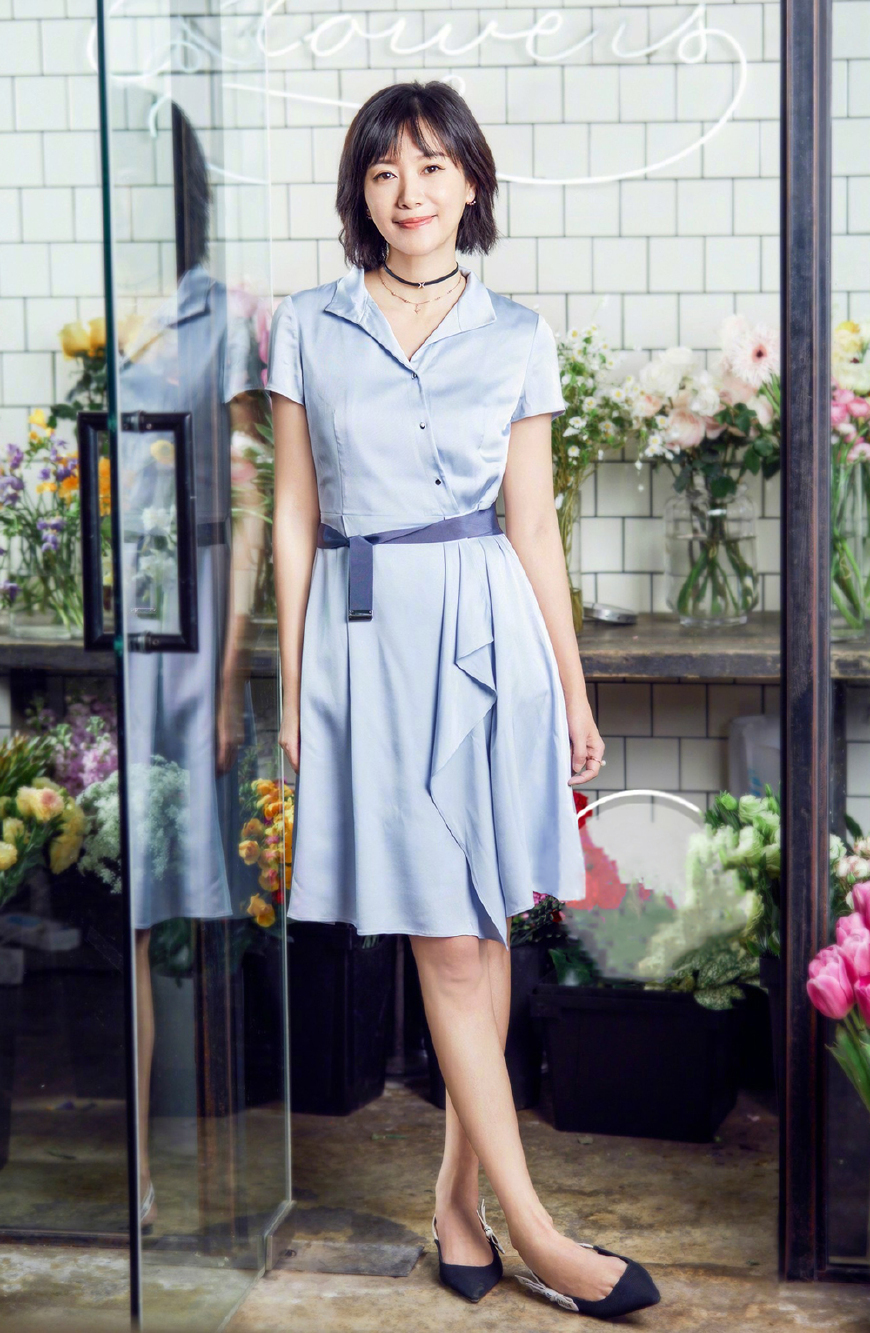 徐静蕾也是"商圈女神",穿蓝色连衣裙搭配黑色小腿袜,高级时髦