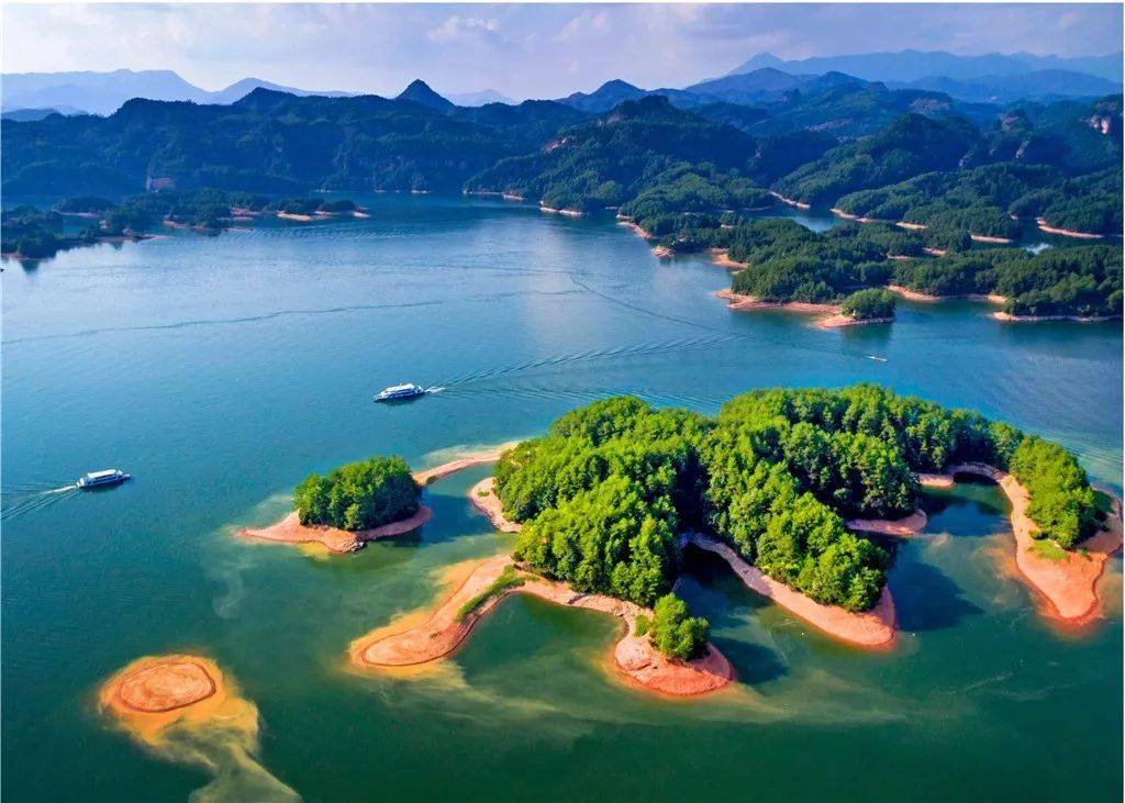 环闽湖经济圈 沈水绵延高堰积,平湖珠映千龙汇.