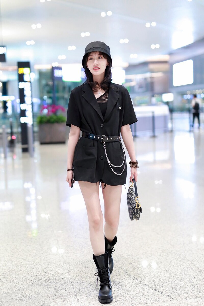 袁冰妍到底在想什么,短裤配羊羔毛皮靴还露腿,这造型有点摸不透