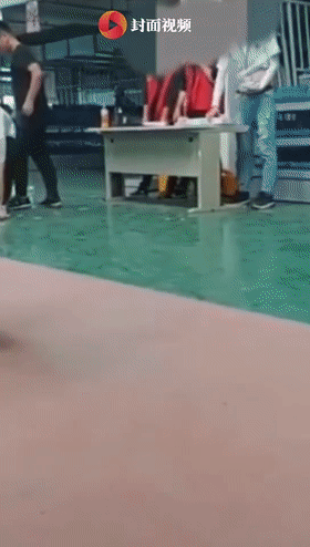 热点|将证件丢在地上让新员工弯腰捡!江苏一公司粗暴发证件后大批员工离职