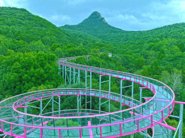 高空玻璃水滑——林海冲浪:挑战极限的刺激冒险