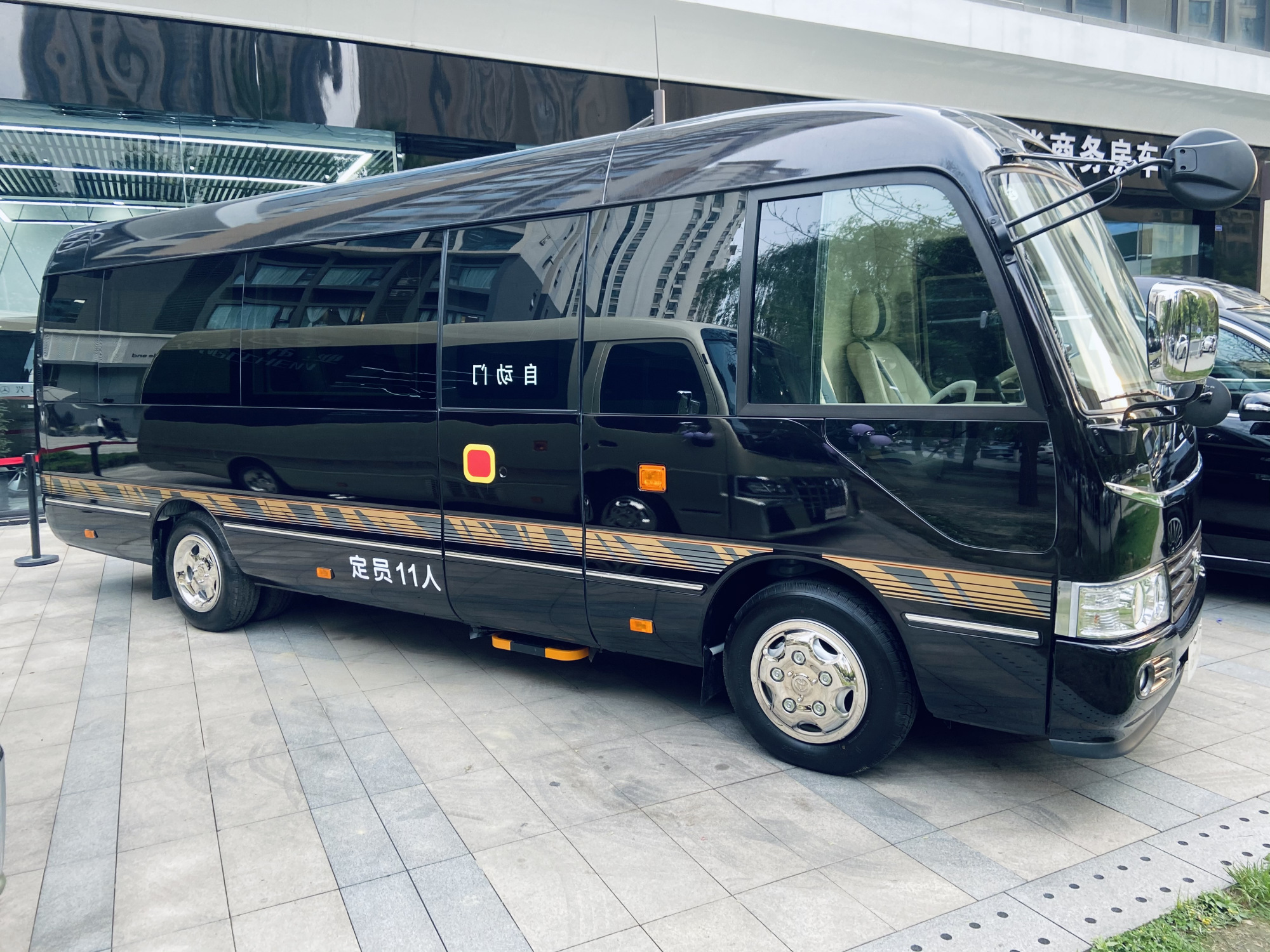 商旅豪华中巴标杆,黑金刚丰田考斯特(柯斯达)!4.0l动力充沛!