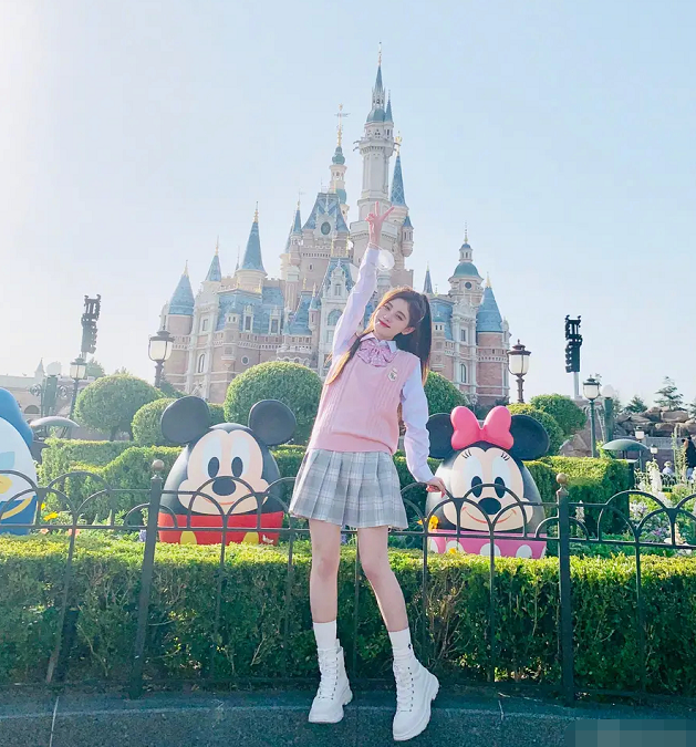 鞠婧祎和闺蜜去迪士尼拍照,约好都穿小白鞋,她偏偏来了内增高