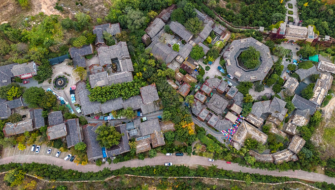红石寨景区 红石寨景区.这里有许多令人兴奋的旅游活动