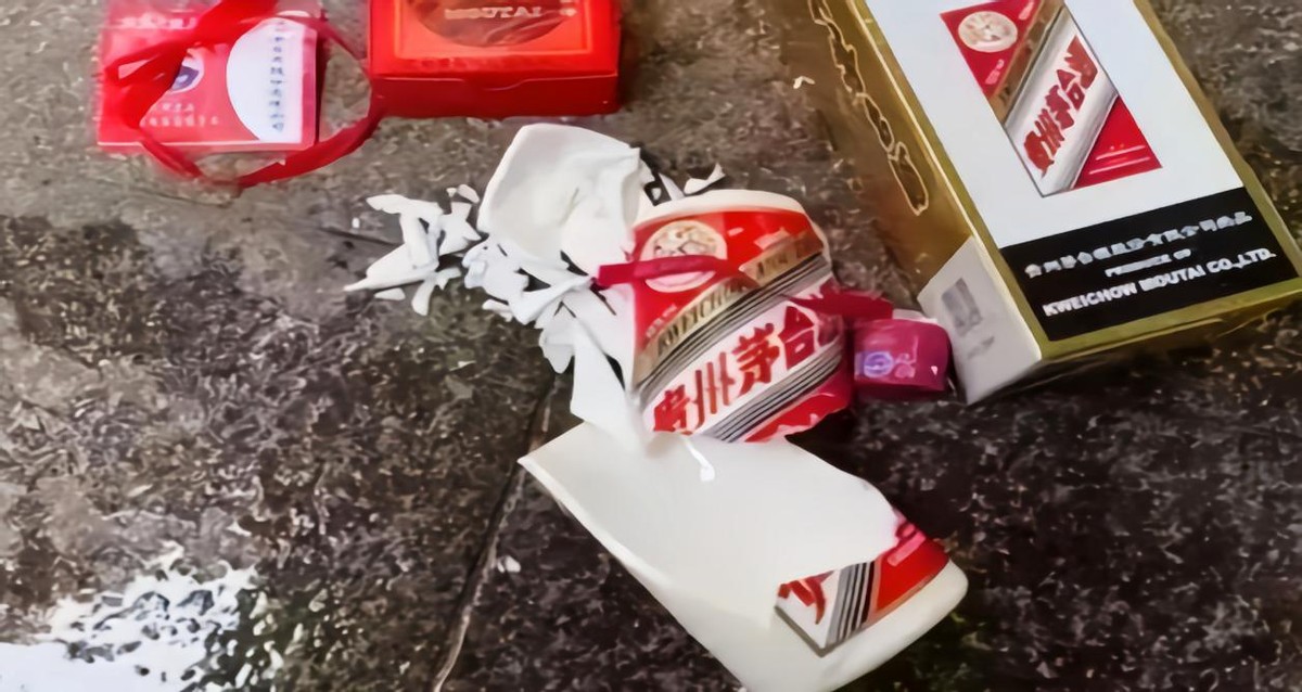 宜宾土豪选酒,女老板因"嘴贱"挨踢,为息怒狂摔2箱茅台,咋了