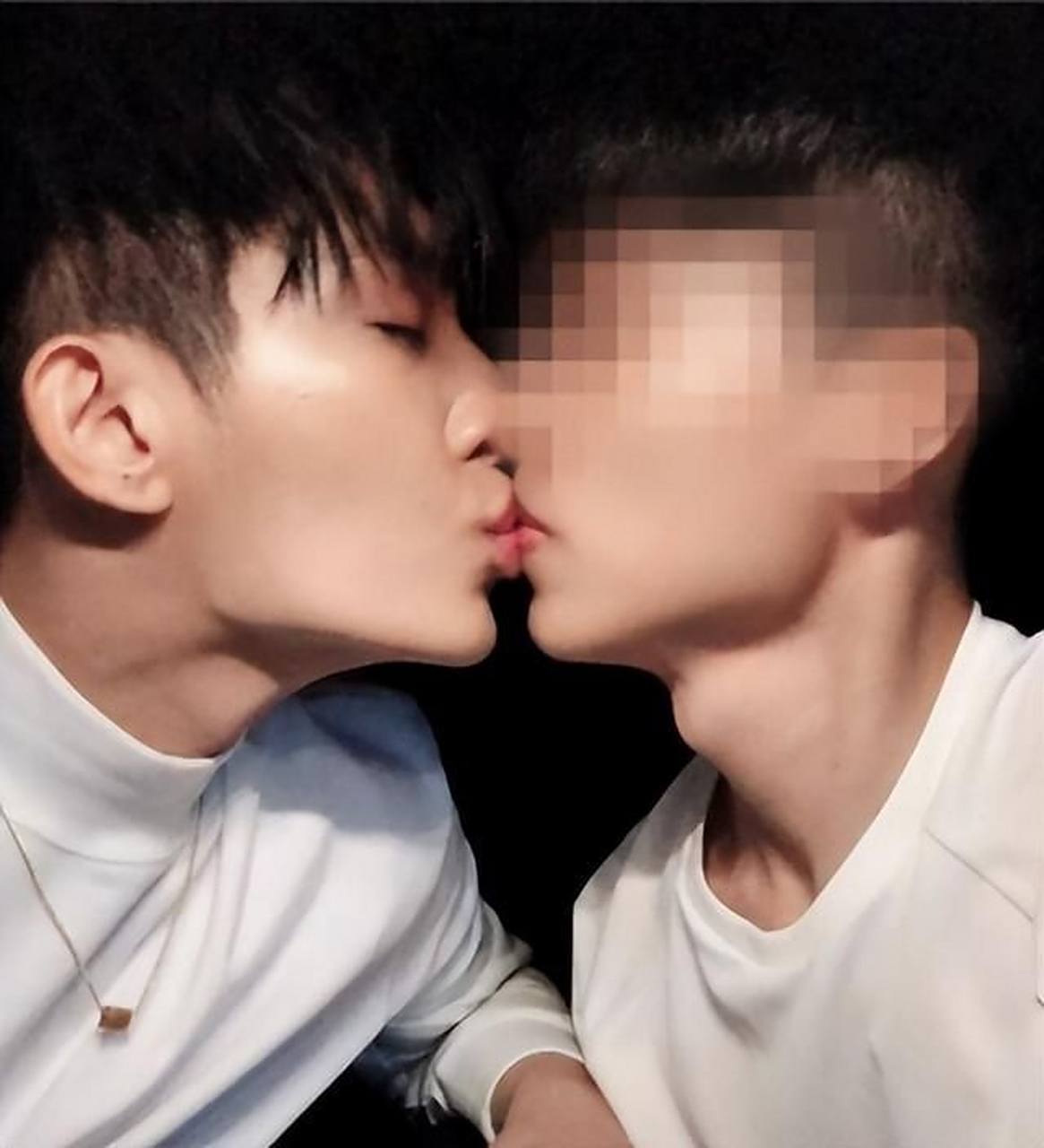 邱耀乐指控炎亚纶在他16岁时就与其发生关系,并拍摄了私密视频.