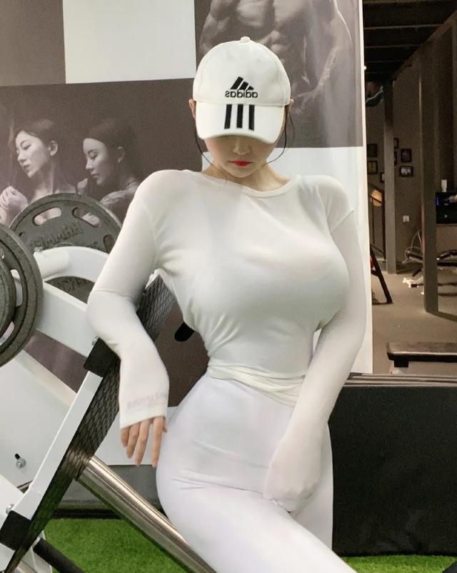 成都网红"左公子",街拍照走红,婀娜曲线身材获网友称赞
