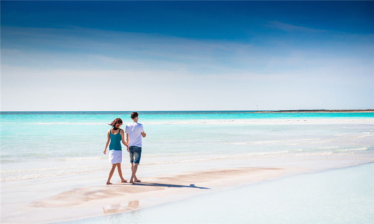 来世茂起云湾躺在柔软的白沙沙滩沐浴阳光,被海风轻拂