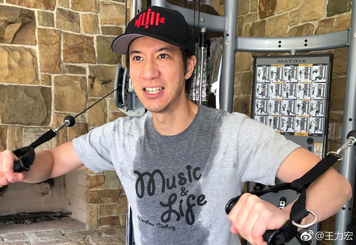 44岁王力宏近照满脸胡子,撞脸基努·里维斯!网友:感觉邋遢了