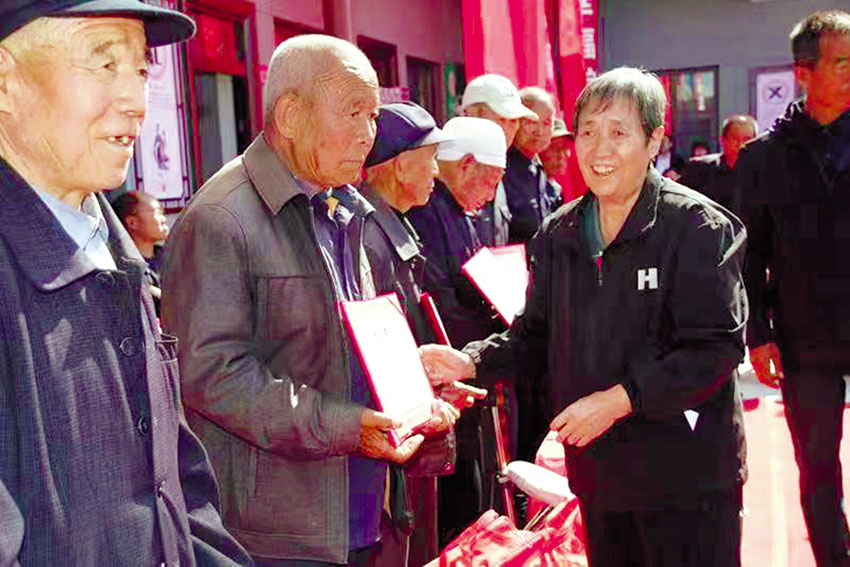 在延川县,高风兰可谓名人.上中学时,她是学校历史上第一