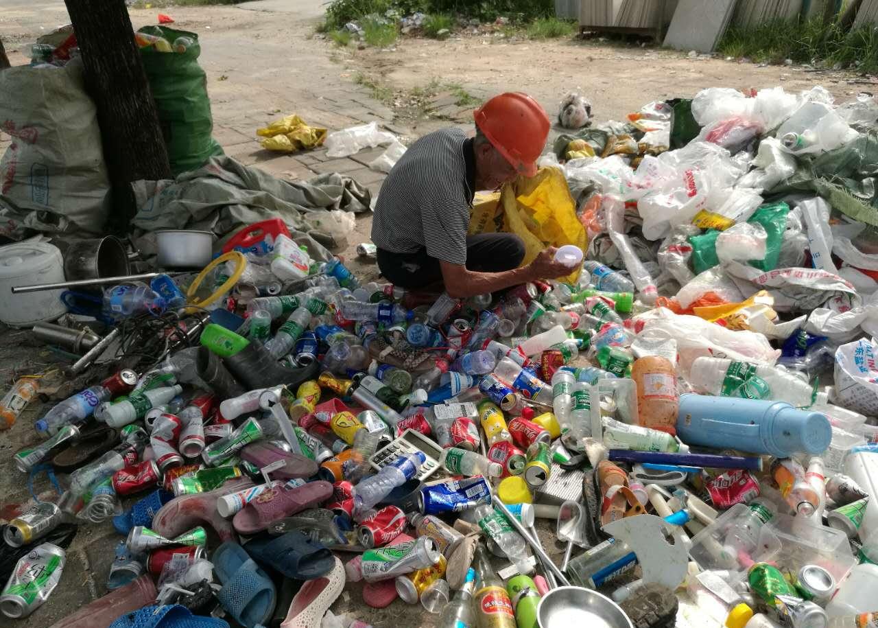 沈阳一老人拾荒3年,赚了270万?他是靠捡什么发财致富的?