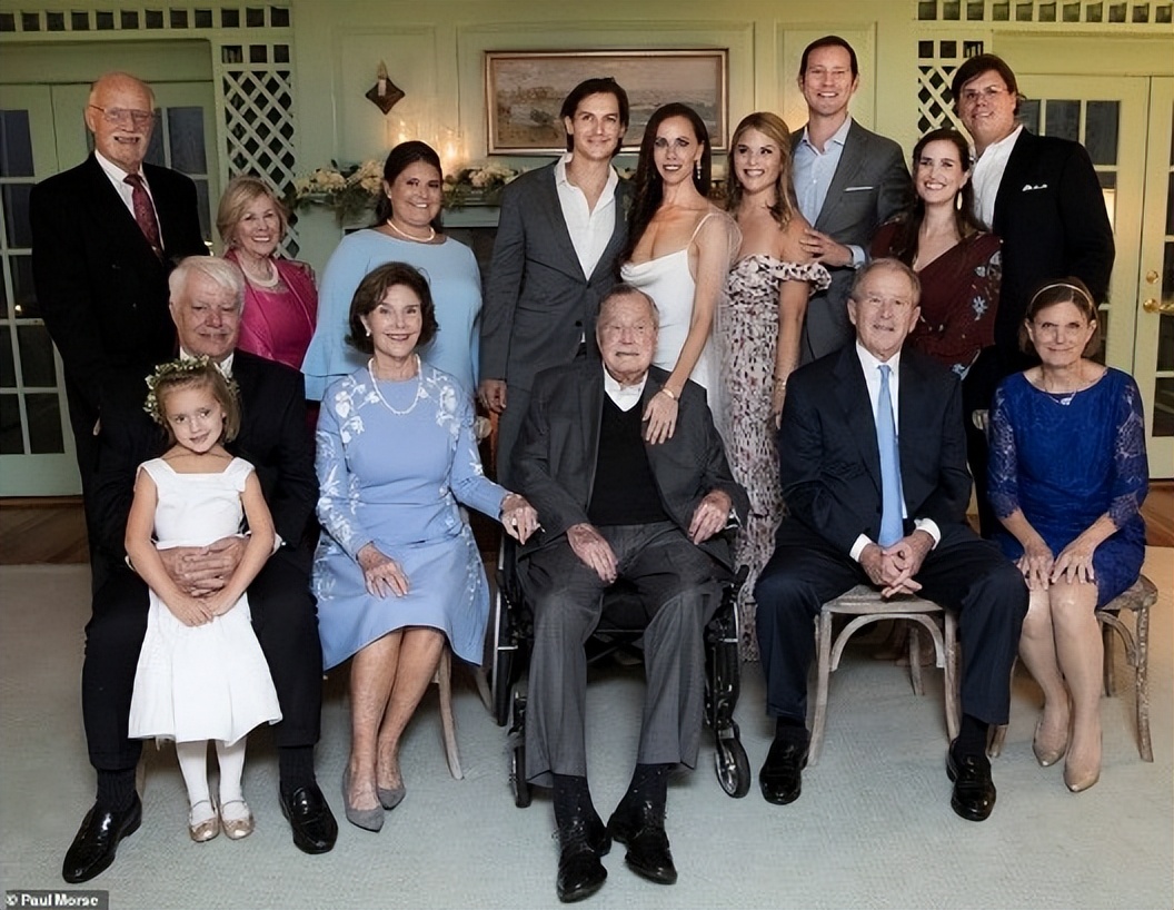 2018年,彼此初恋相守73年的爱妻芭芭拉去世,老布什哭得像个孩子