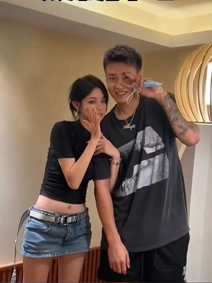 恋情or炒作?赵睿与美女网红亲密合影曝光 今夏深陷离队传闻