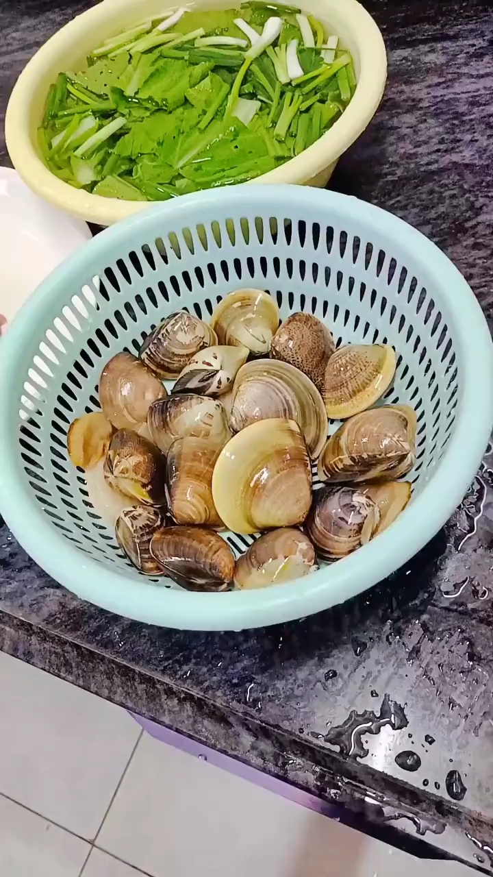 车螺瘦肉芥菜汤,车螺炒一下再煮汤色更白味更浓郁太鲜了