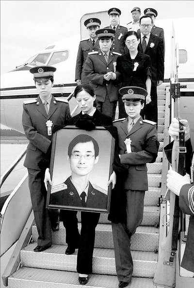 2006年,杜照宇在黎巴嫩牺牲之后,联合国降下了半旗